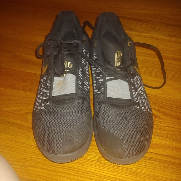 Kyrie Flytrap 2 'Black Gold'
 Size 10.5 - Picture 2 of 9